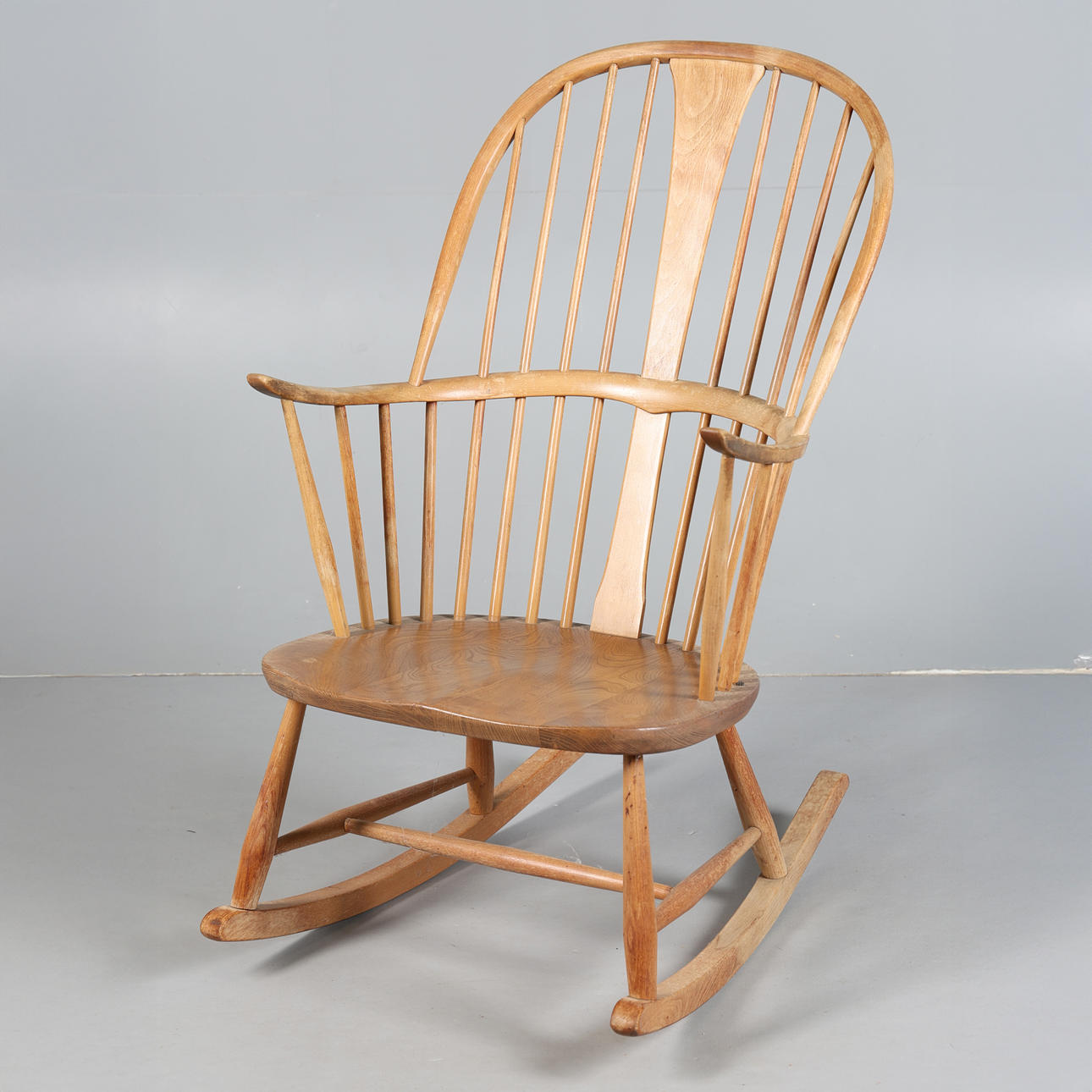ERCOL. A 'CHAIRMARKERS' ROCKING CHAIR.