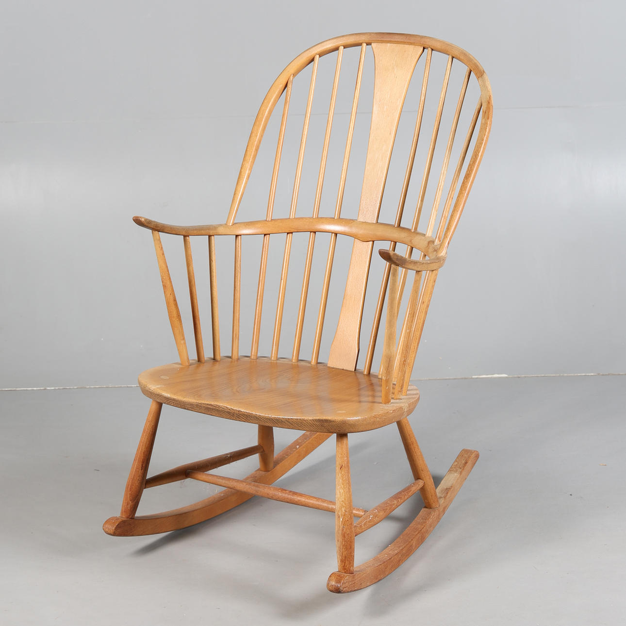 ERCOL. A 'CHAIRMARKERS' ROCKING CHAIR.