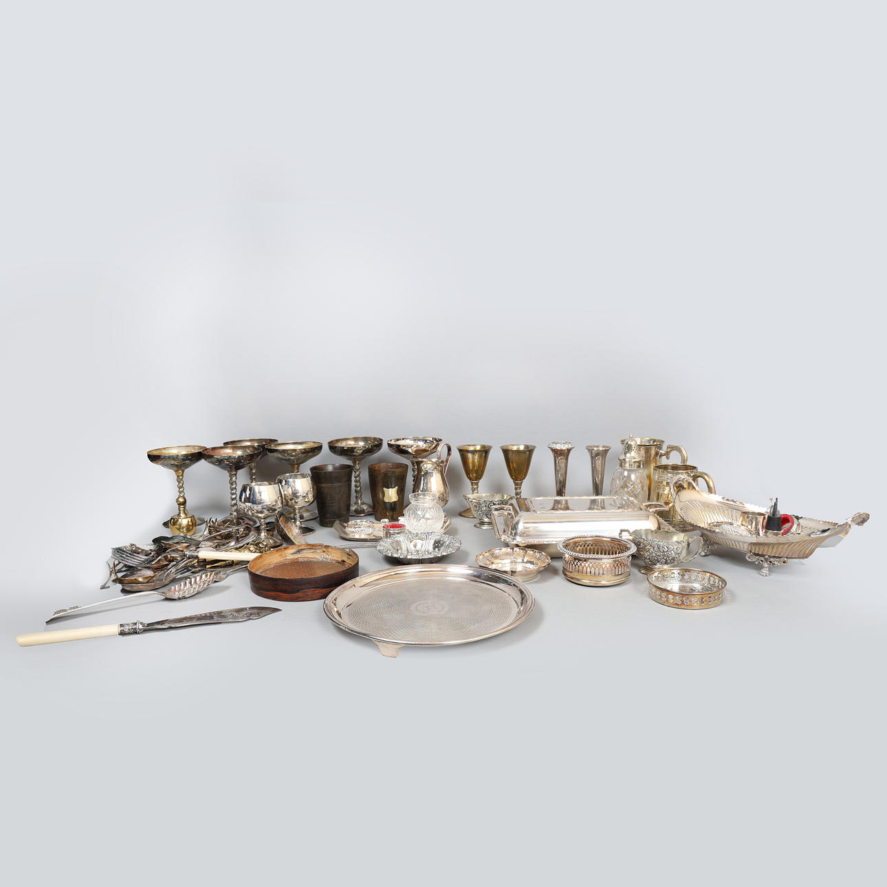 A COLLECTION OF VARIOUS SILVER PLATED WARE (QTY).