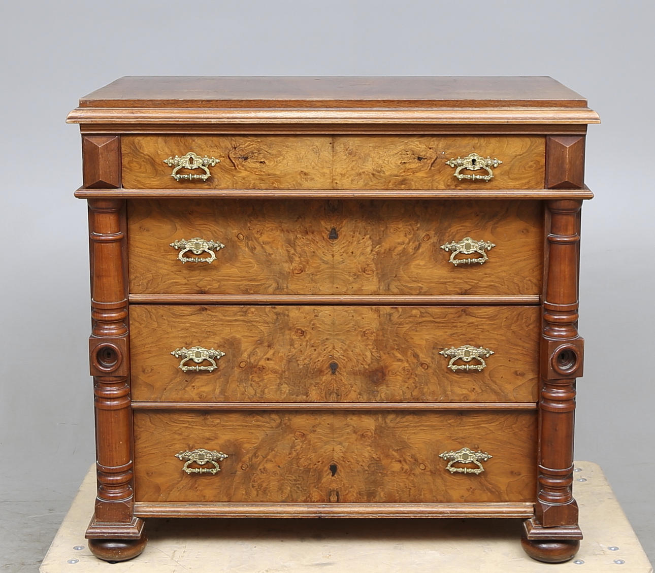 BYRÅ, valnöt, nyrenässans, sent 1800-tal.