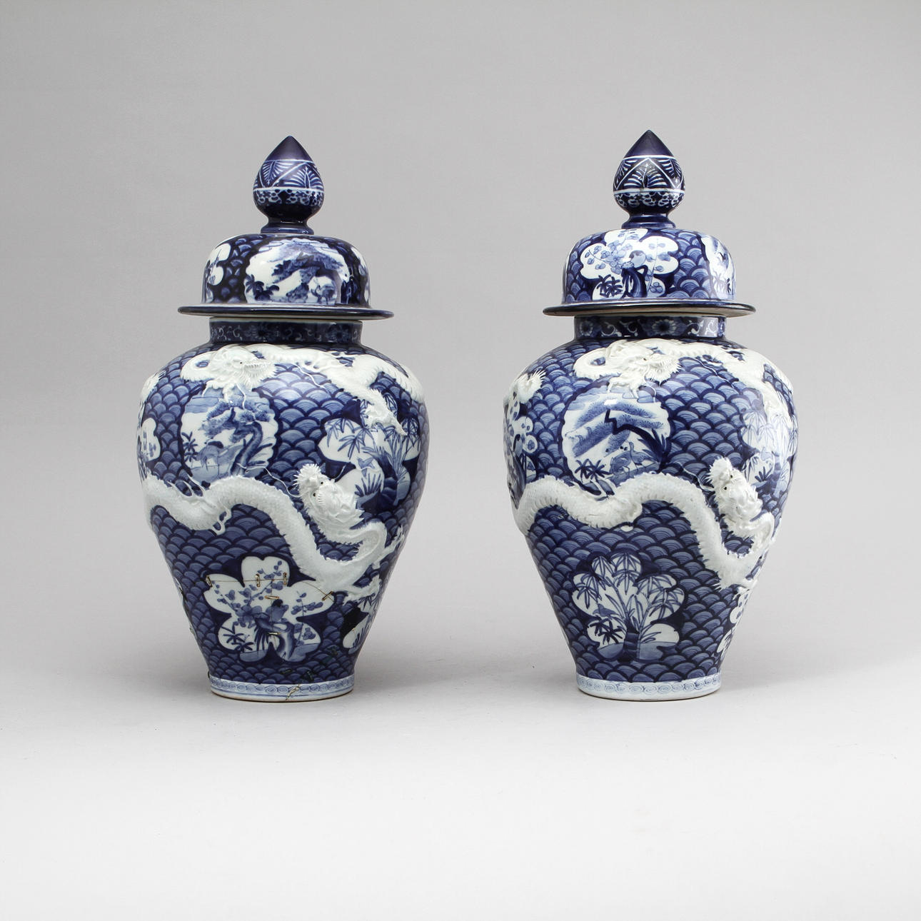 LOCKURNOR, ett par, porslin, Japan, 1800/1900-tal.