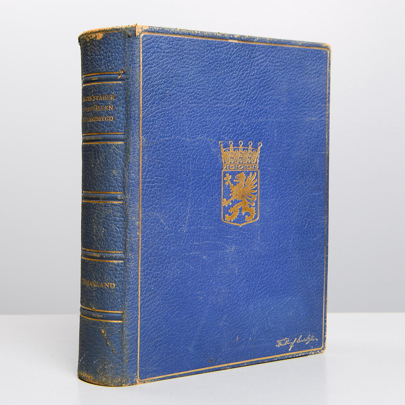 BIRCH STONE & D. STENBERG. “Sveriges, Towns and Communities Jämte Countryside/Södermanland”, Förlagsaktiebolaget Nordisk Kultur, Gothenburg, 1949.