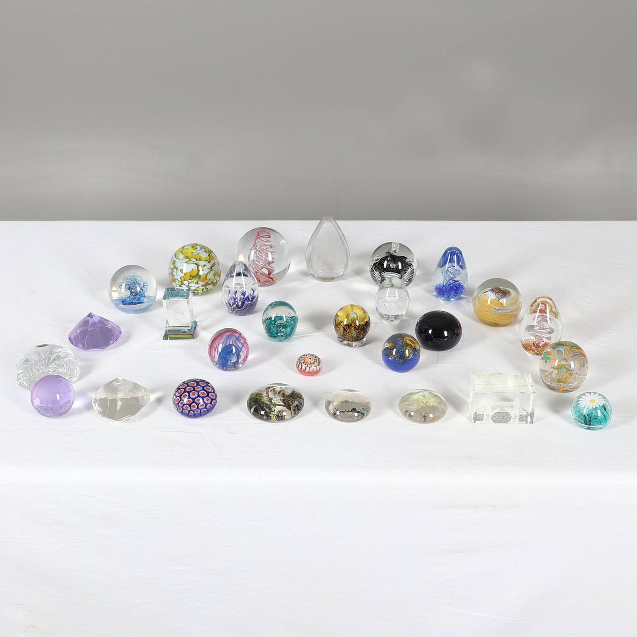 A QUANTITY OF ASSORTED PAPERWEIGHTS. Glass - Other - Auctionet