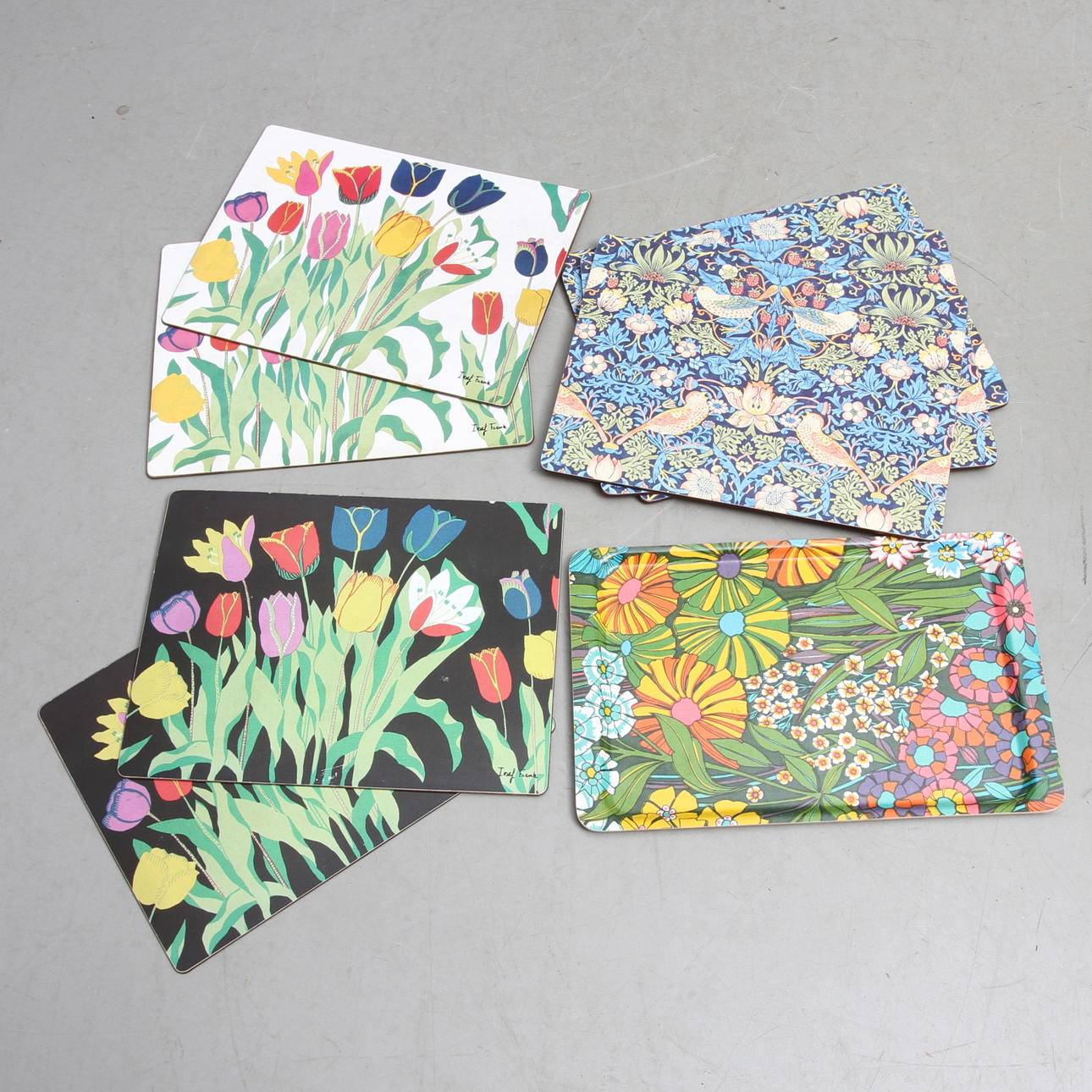 BORDSUNDERLÄGG samt BRICKA, Josef Frank, Backman samt mönster efter William Morris.