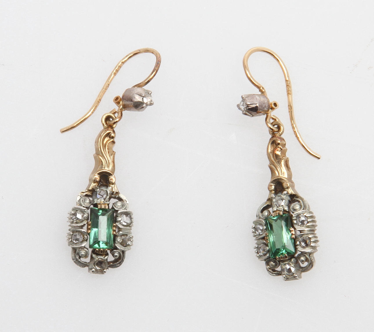 ÖRHÄNGEN, 1par 18k guld med diamanter och grön sten, ca 5,7 gram.