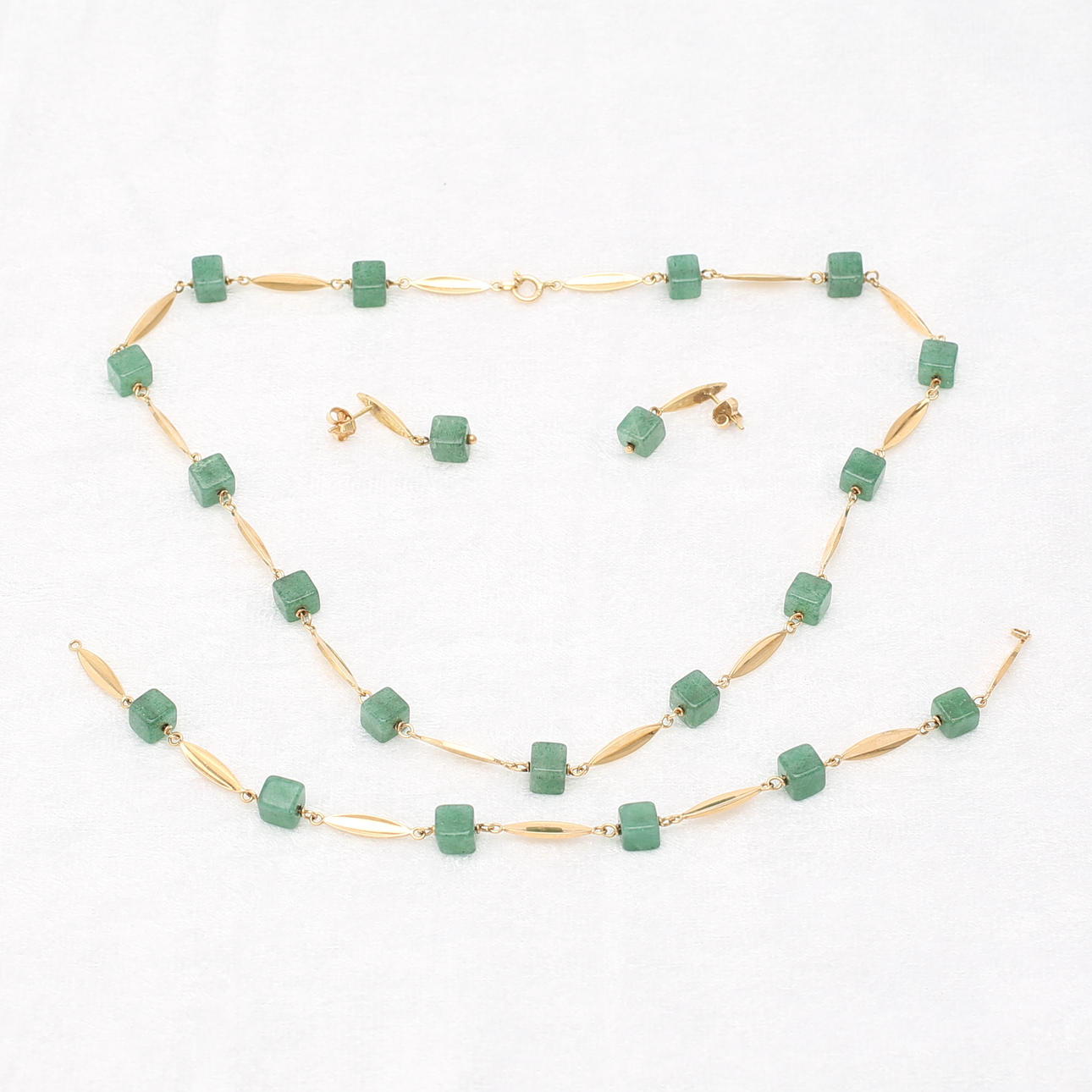 GARNITYR, 3 delar, halsband, armband samt örhängen,18k guld med gröna stenar, troligen jade, 1900-tal, totalvikt 24,58 gram.