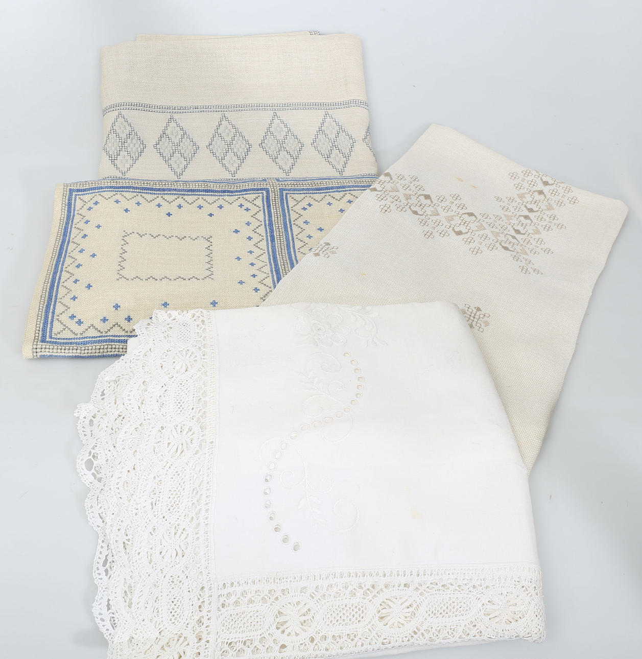DUKAR, broderade, 4 stycken, 1900-talets mitt.