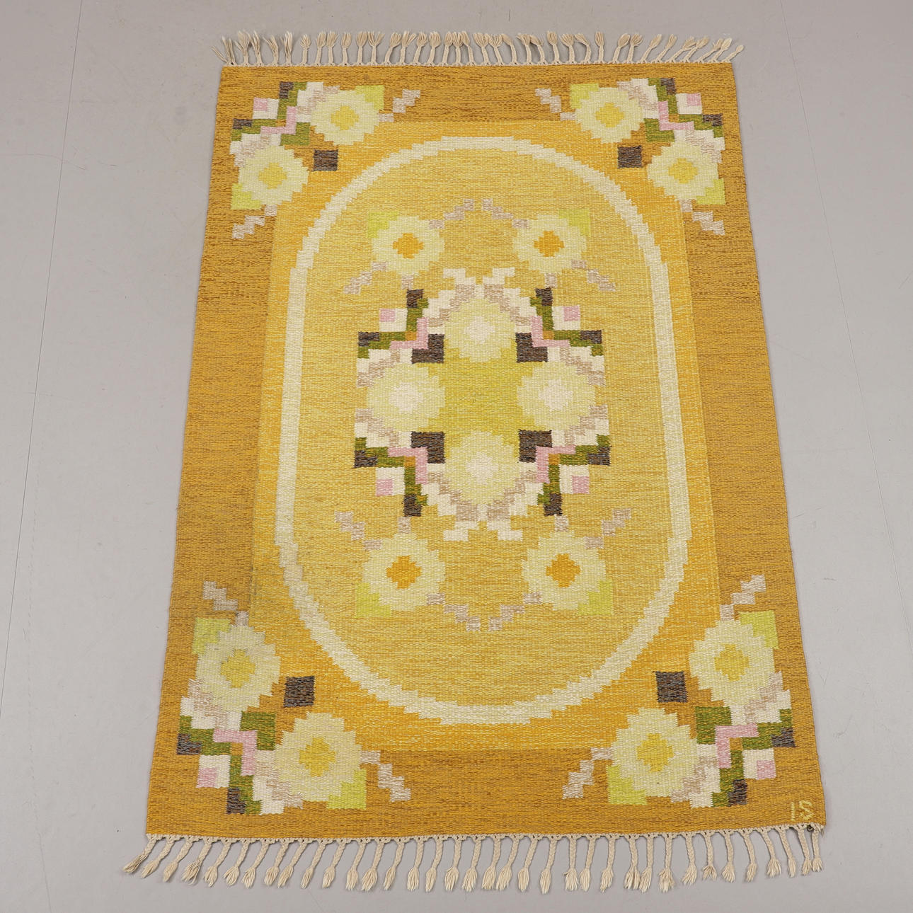 INGEGERD SILOW. Carpet, yarrow, signed IS, dimensions 203x137 cm.