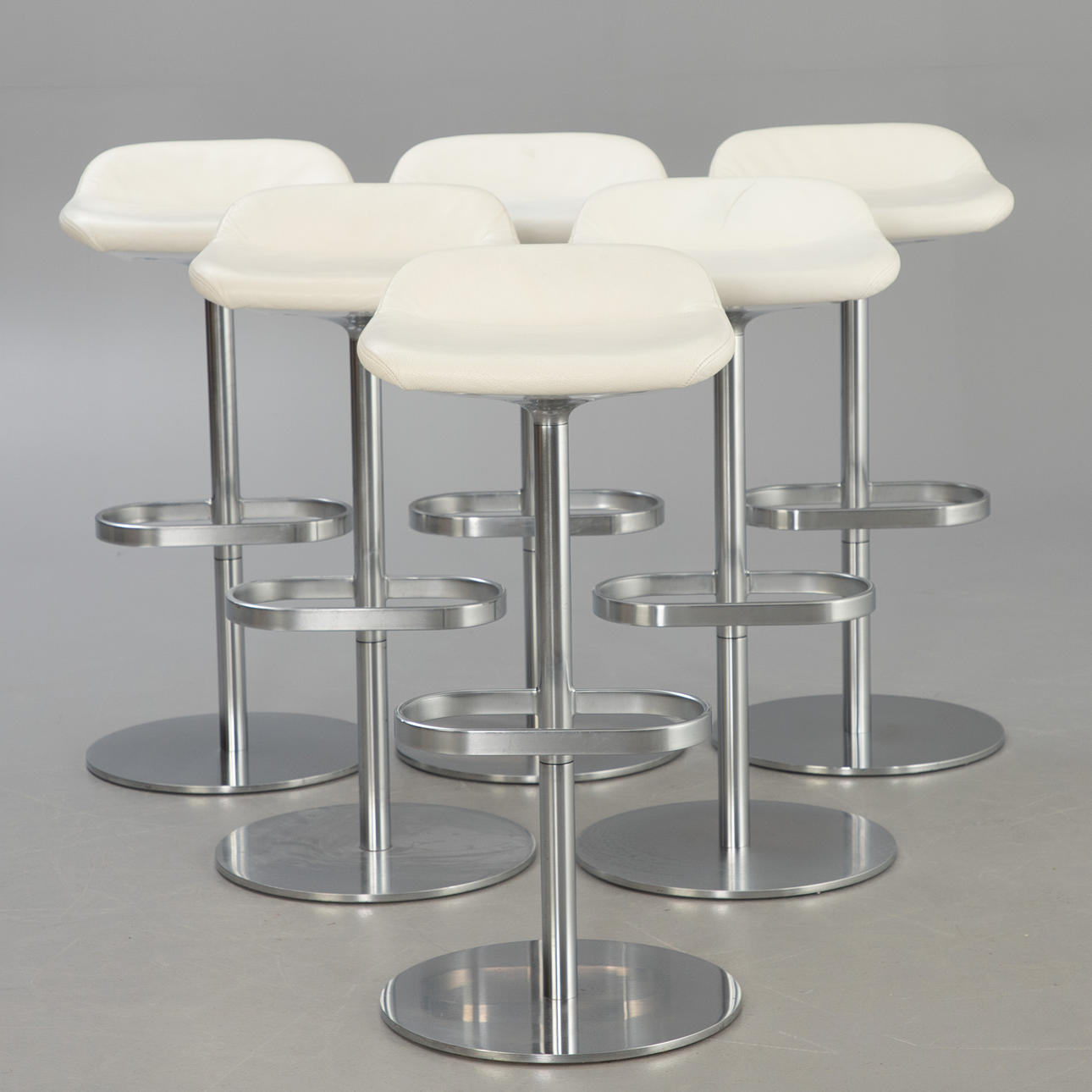 PEARSON LLOYD. Walter Knoll. 6 "Turtle" Barhocker, Leder weiß.