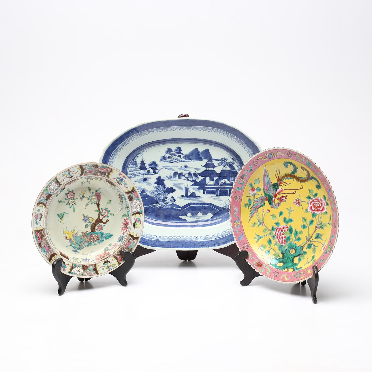 A set of 3 porcelain dishes, China.