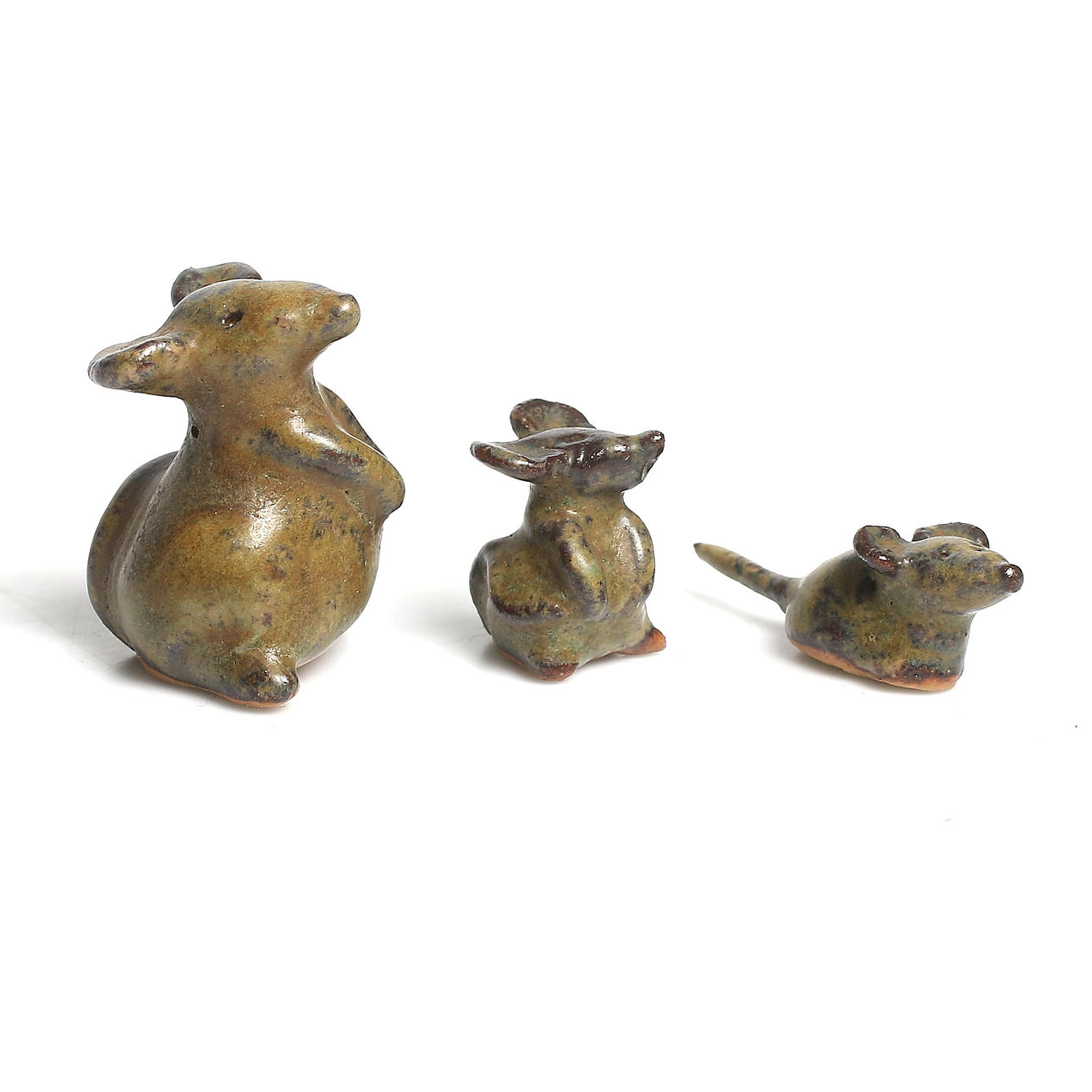 CARLA HOLM. Miniatyrer, 3 st, stengods, möss, signerade, Höganäs. 1900-tal.