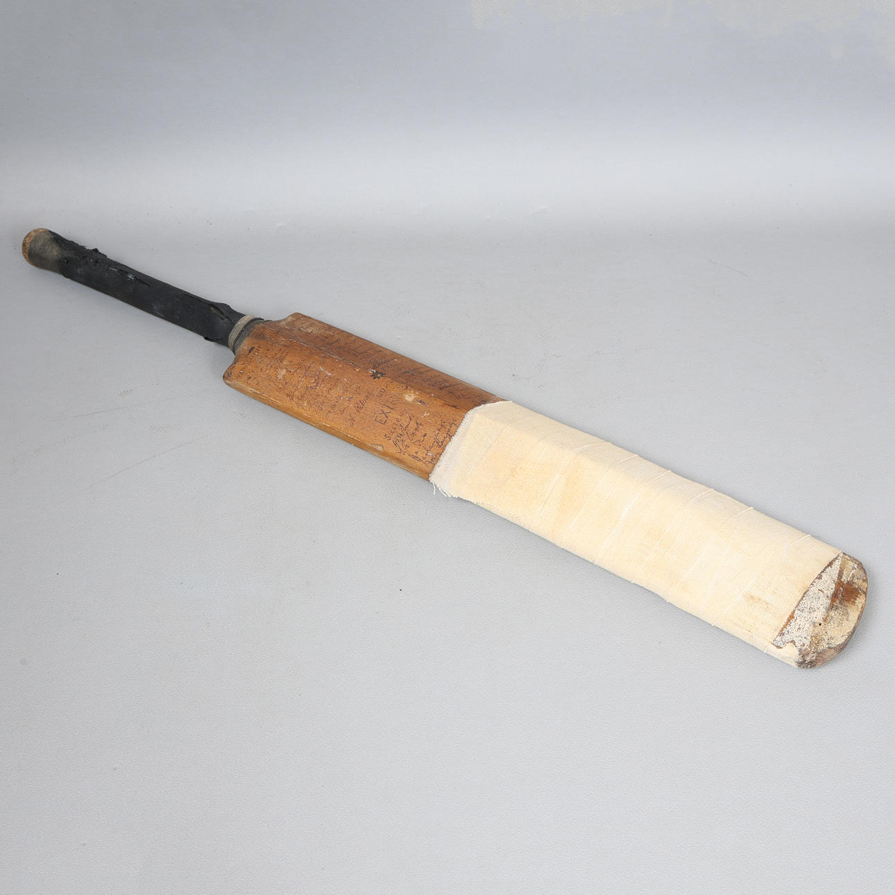 AN EARLY 20TH CENTURY AUTOGRAPHED CRICKET BAT.