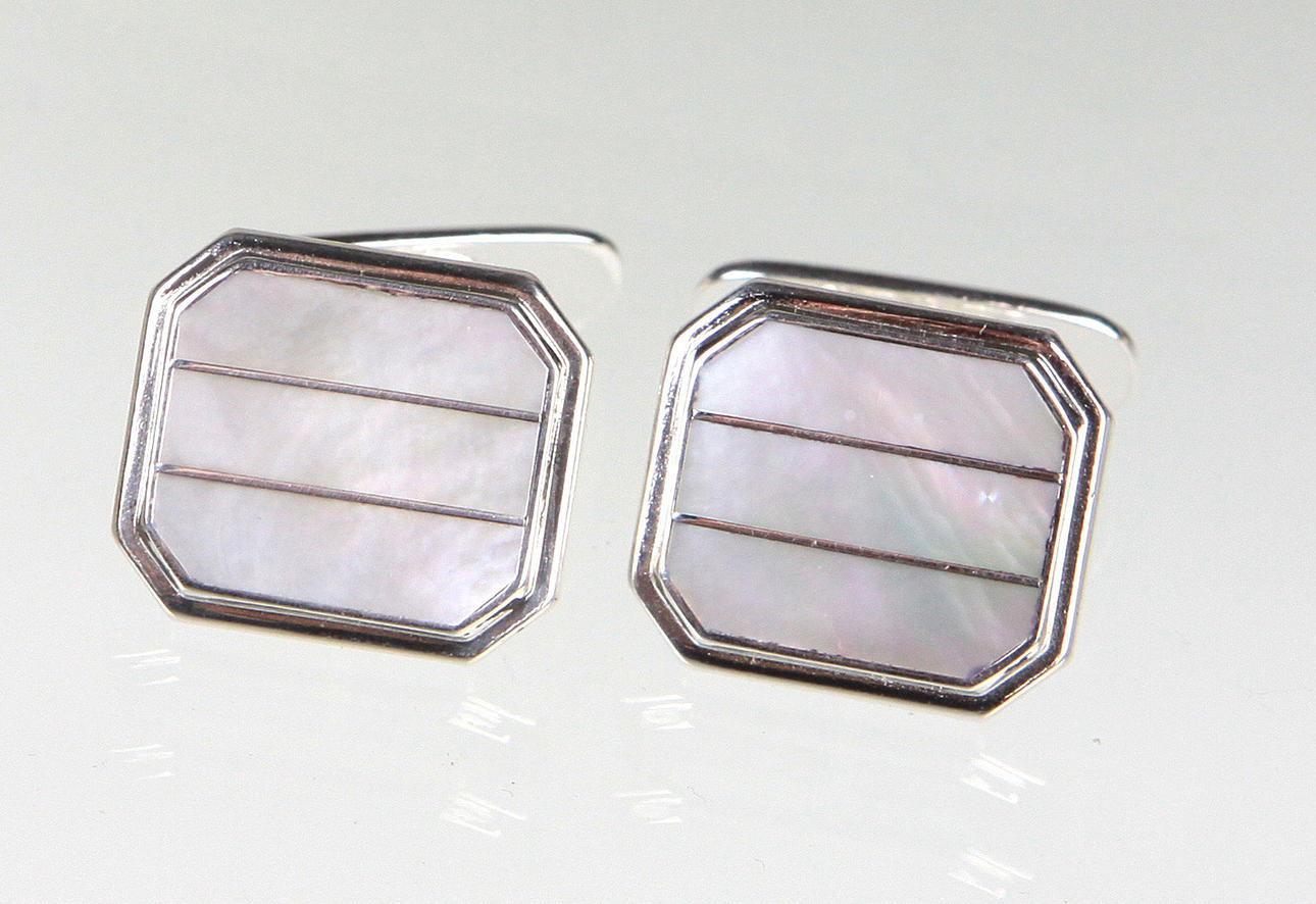 MANCHETKNAPPER MED PERLEMOR SØLV 835.