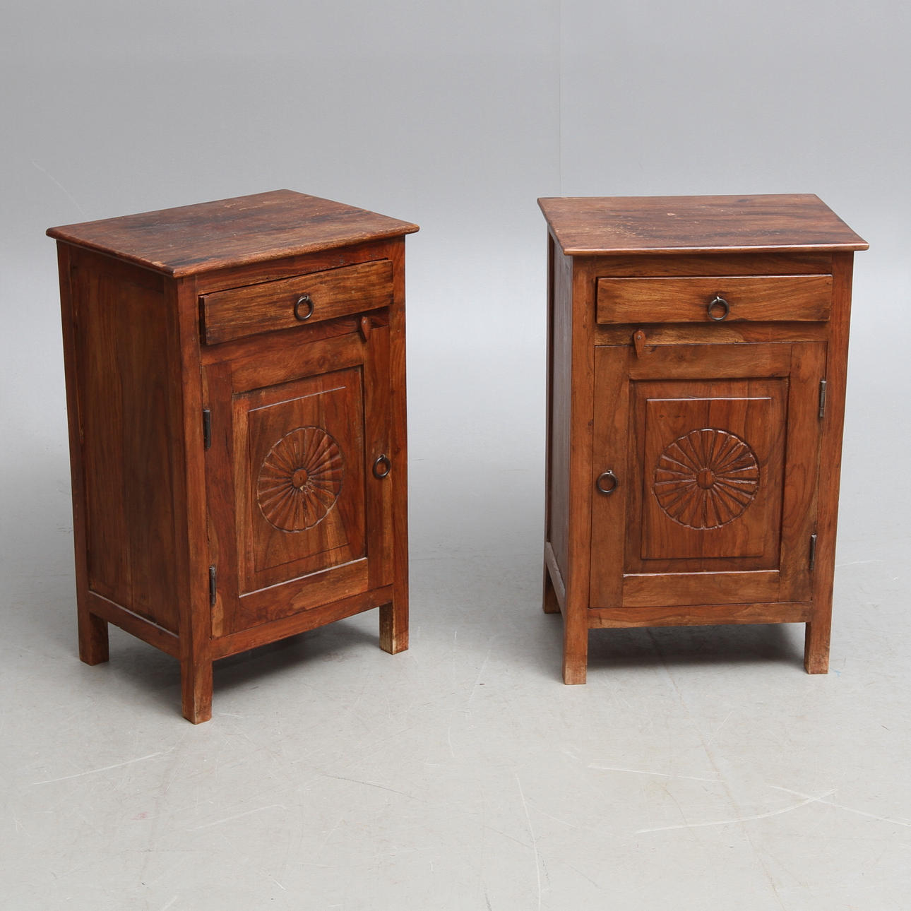 SÄNGSKÅP 1 par, Indien, 1900/2000-tal.