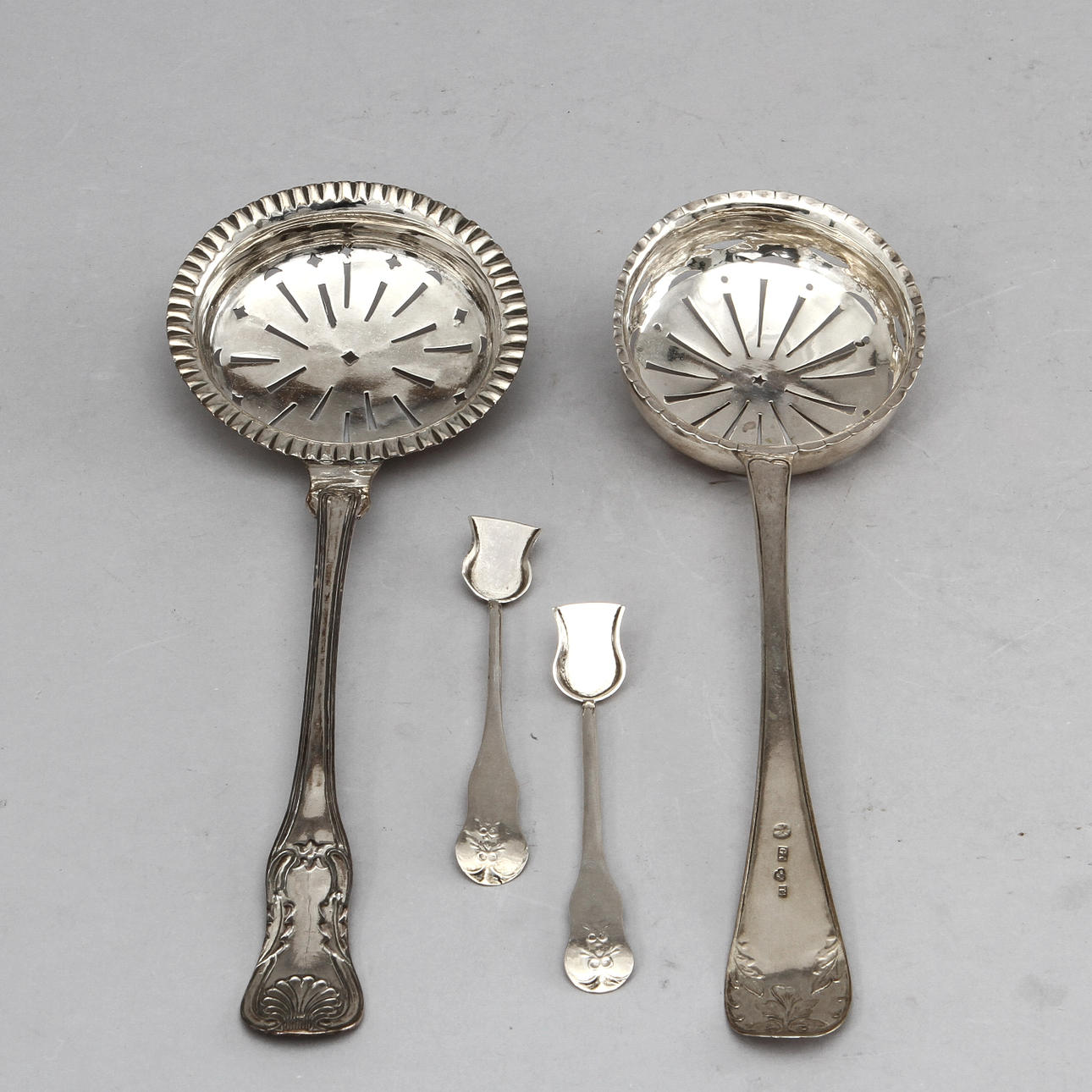 STRÖSKEDAR, 2 st samt SALTKARSSKEDAR, 2 st, silver, 1800-tal. Ca 88 gram.