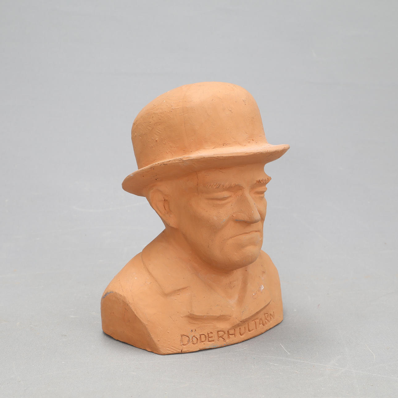 ARVID KÄLLSTRÖM. . A ceramic sculpture depicting Döderhultarn, signed, 20th century.