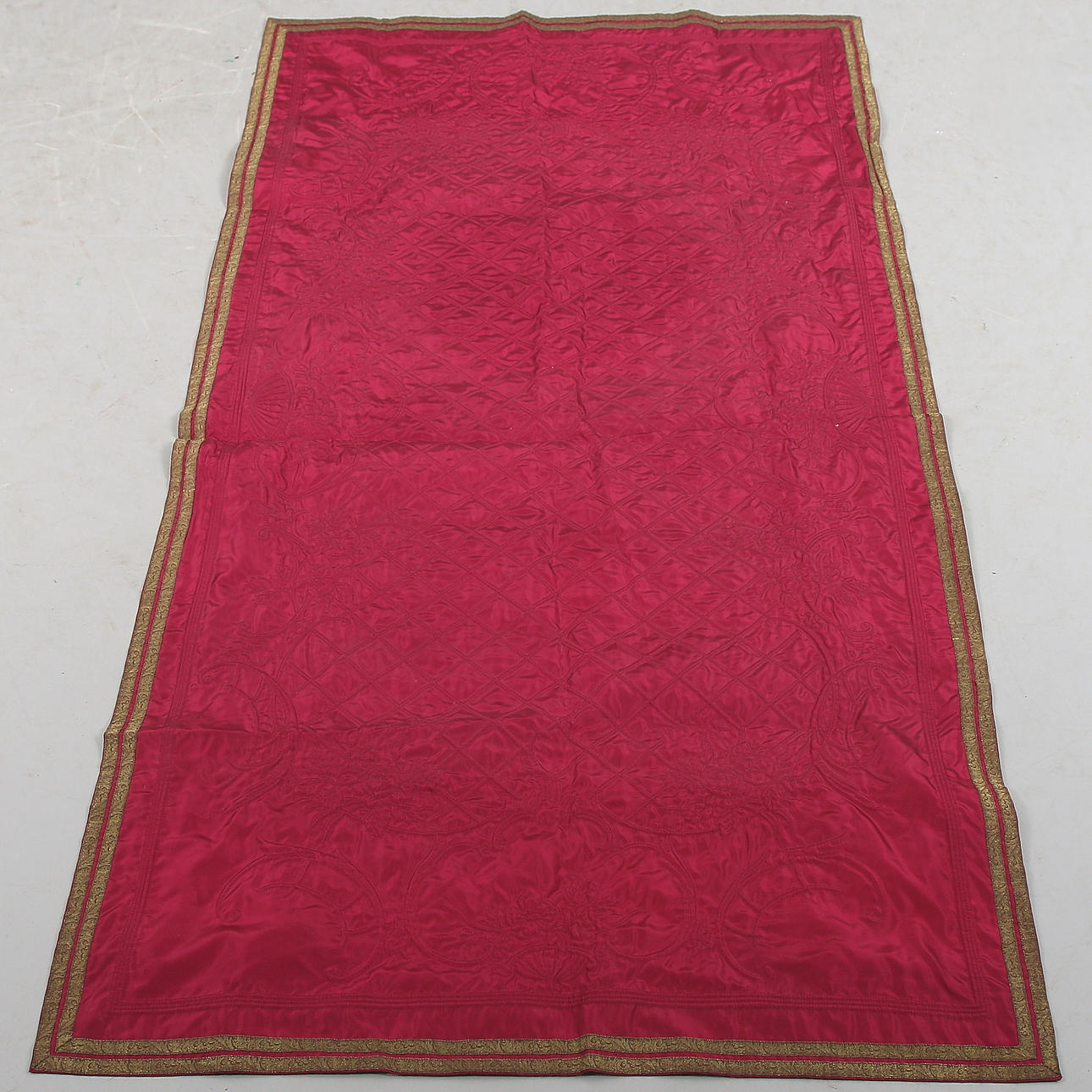 DUK, så kallad "brudkisteduk", quiltad, rokokostil, 1800-tal, 158 x 83 cm.