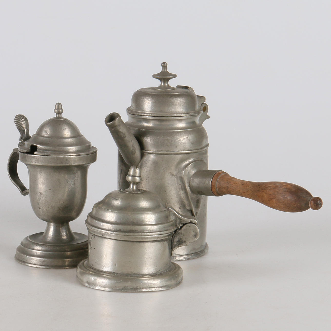 KANNOR, samt lockdosa, 3 delar, tenn, Tyskland, 1800-tal.