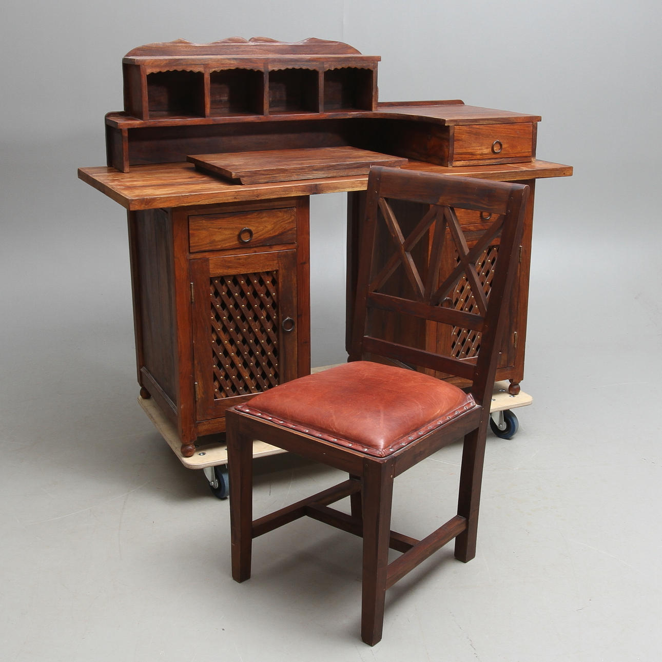 SKRIVBORD samt STOL, Indien, 1900/2000-tal.