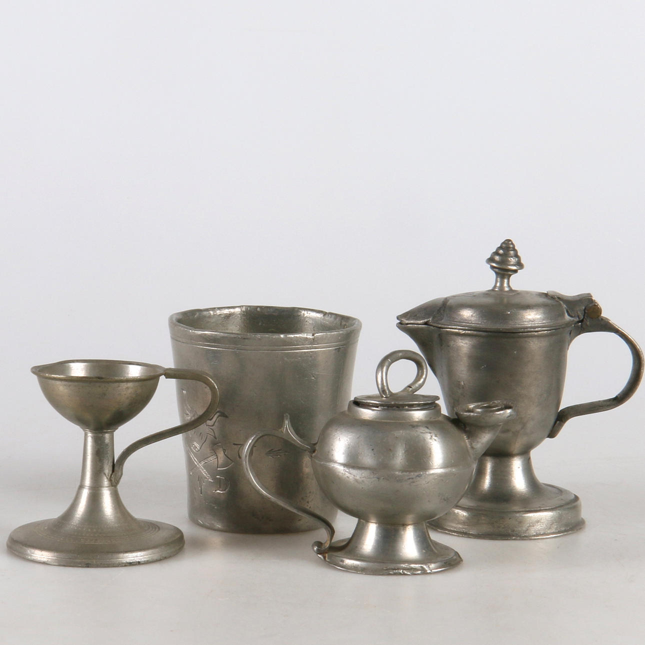 BÄGARE, samt kannor, 4 delar, tenn Tyskland 1600/1700/1800-tal.