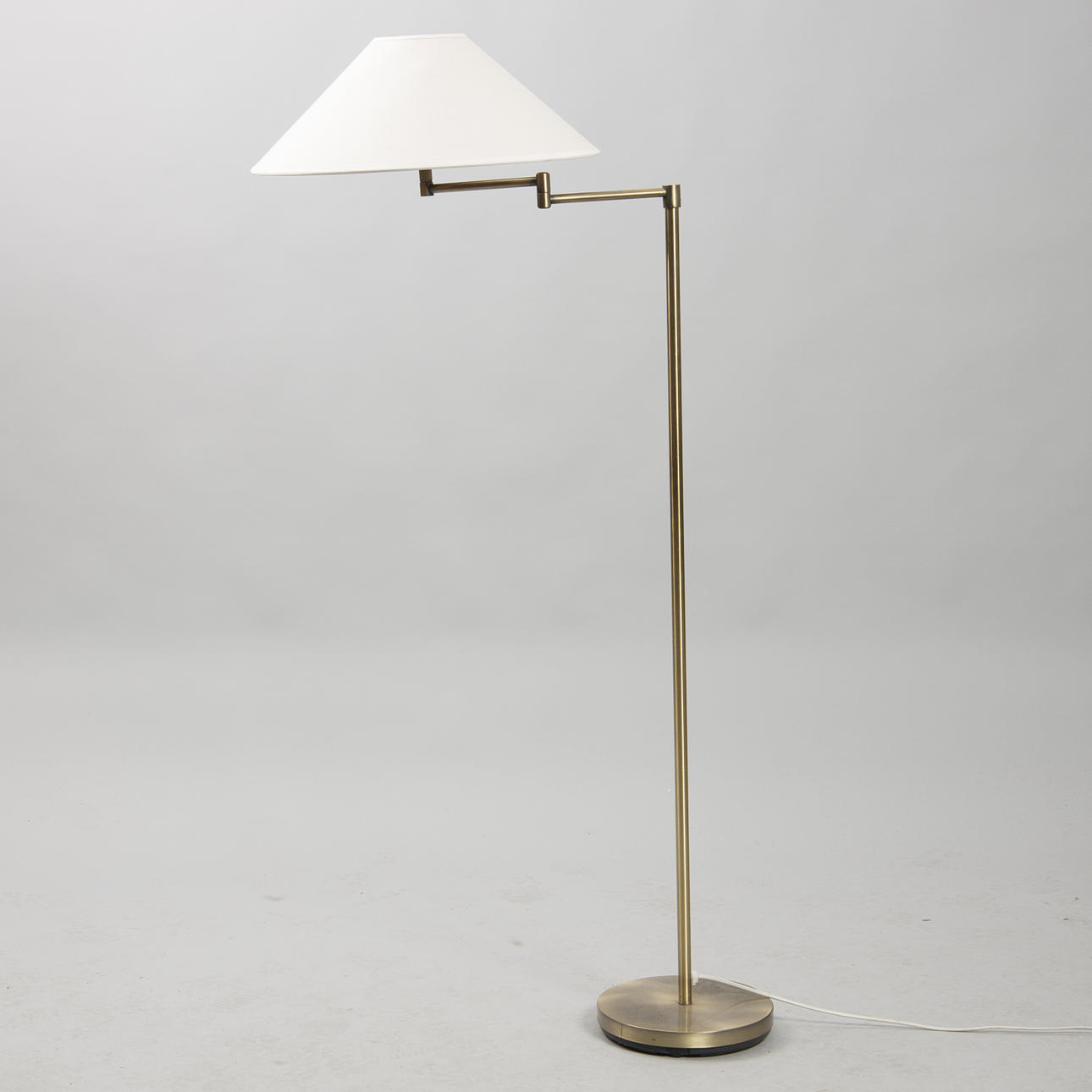 GOLVLAMPA, gulmetall, Cottex, 1900-talets andra hälft.