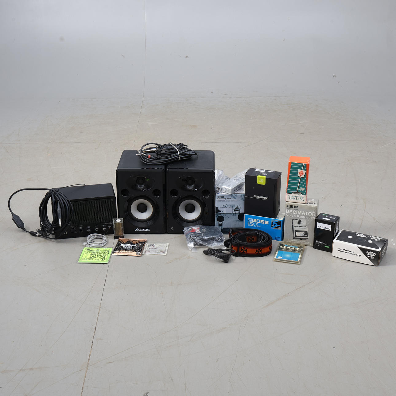 AUDIO & MUSIC ACCESSORIES, lot.