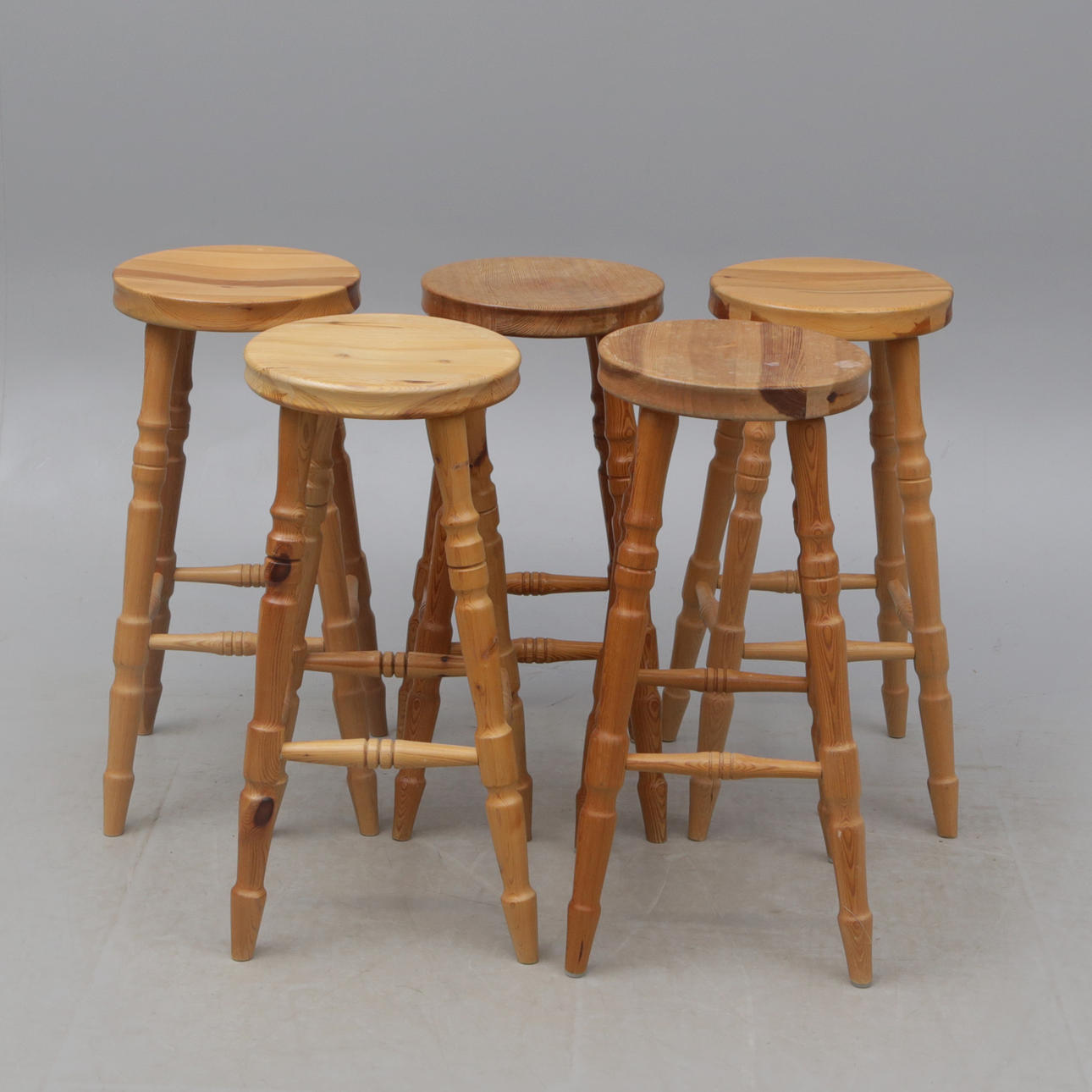 A set of 5 pine pallets, similar.