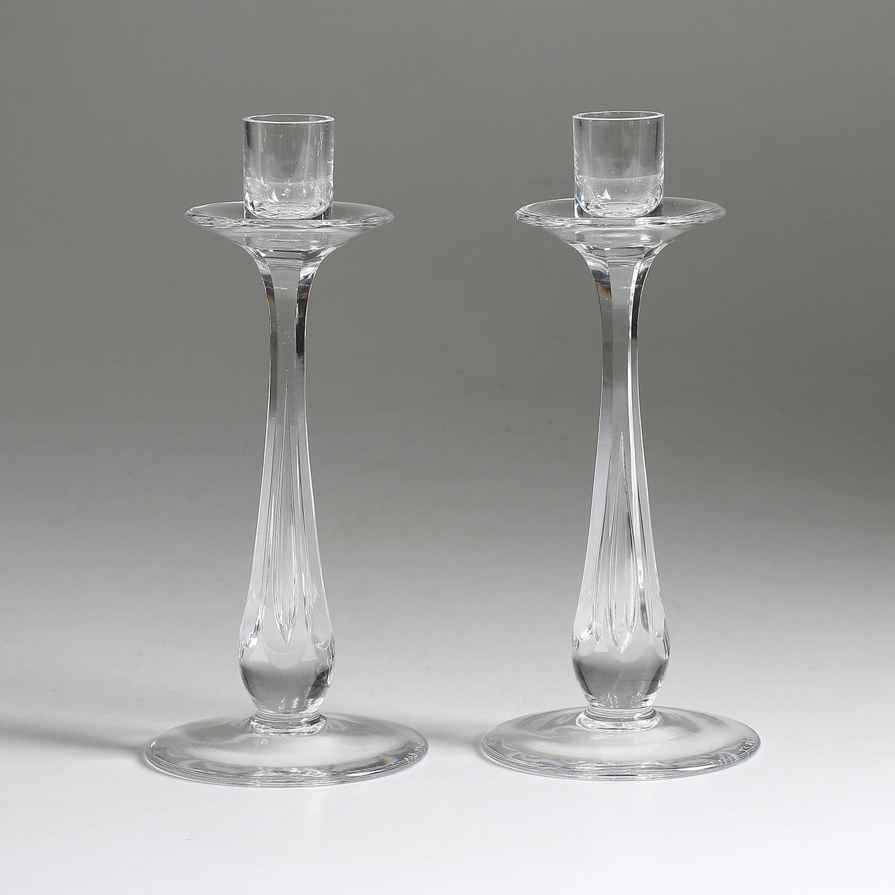 LJUSSTAKAR, ett par, slipad kristall, modell "2739", Vicke Lindstrand, signerade, Kosta, 1900-tal.