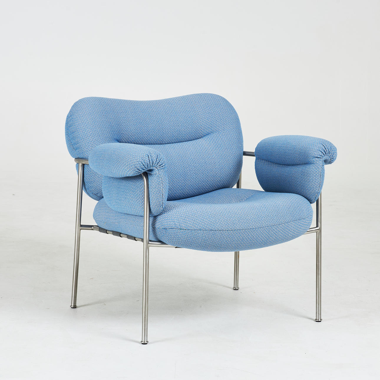 ANDREAS ENGESVIK. Lænestol, „Bollo“, stel i børstet rustfrit stål, polstring Cleo Sky, Fogia.