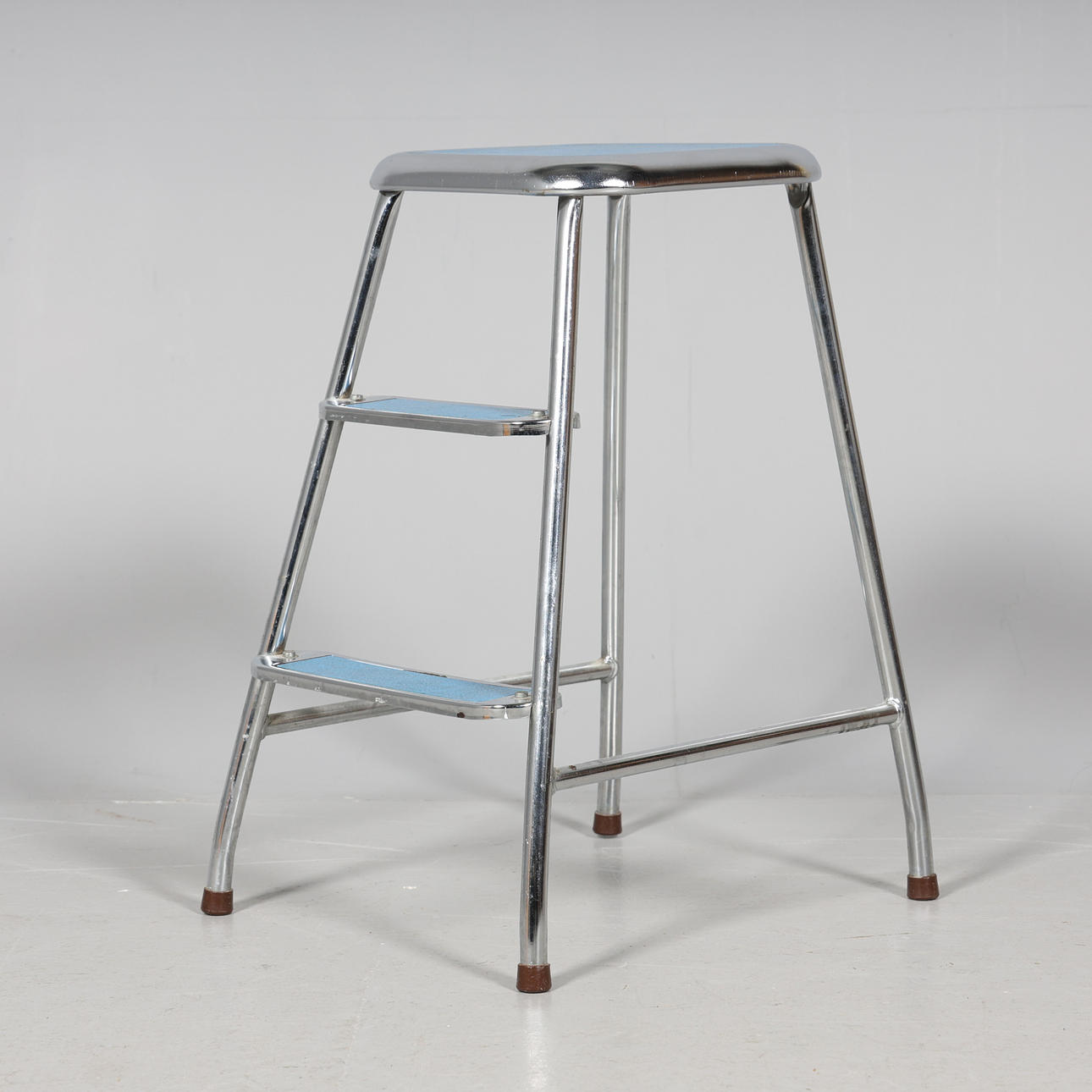 En metalstige, Awab.