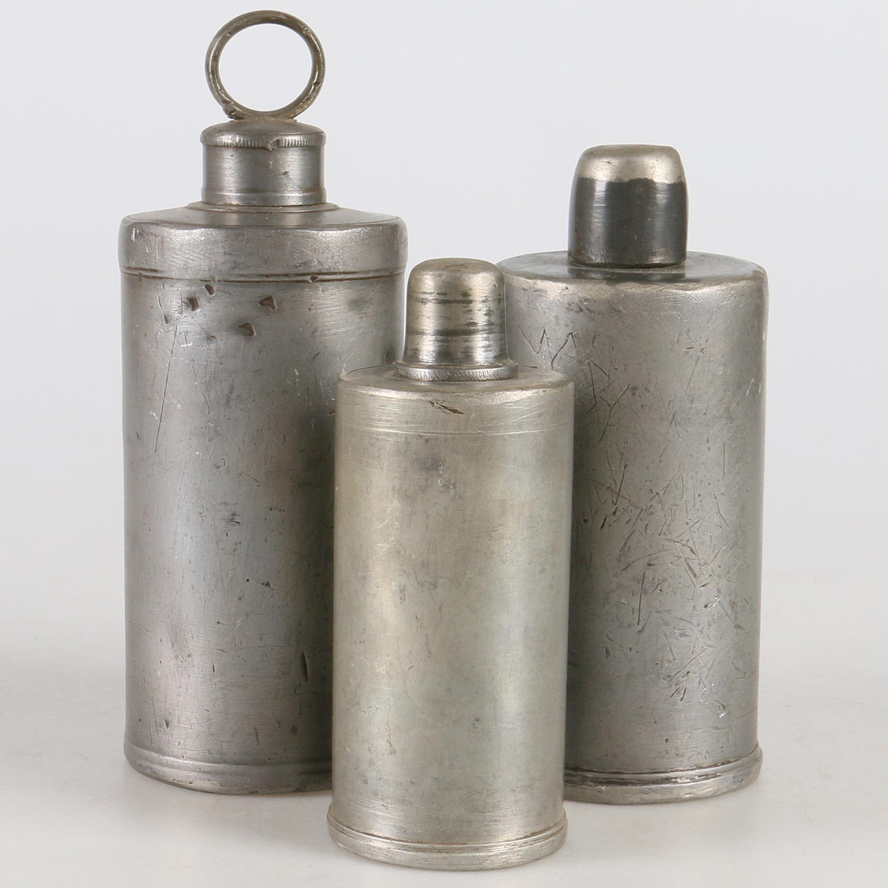 FLASKOR, med skruvkork, 3 st. Tenn, Tyskland/Schweiz, 1800-tal.