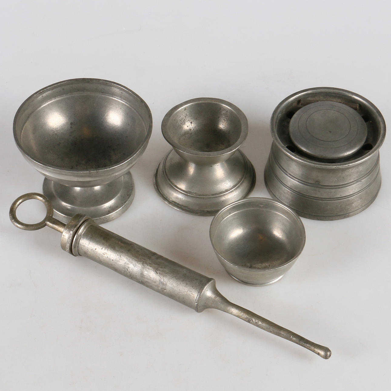 BLÄCKHORN, kalkar samt lavemangspruta, 5 delar, tenn, Tyskland/England, 1800-tal.