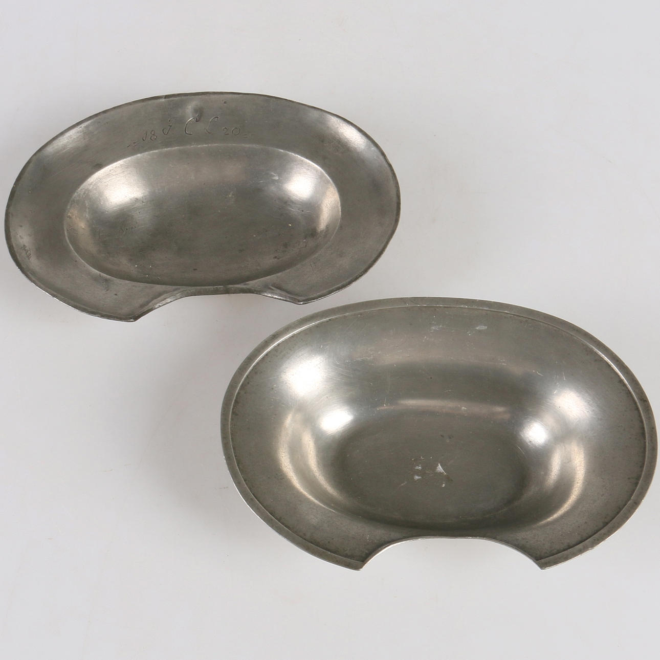 FAT, för rakning, 2 st. Tenn, Carl Gottlob Friedrich Bennewitz, Tyskland, 1820/1850-tal.