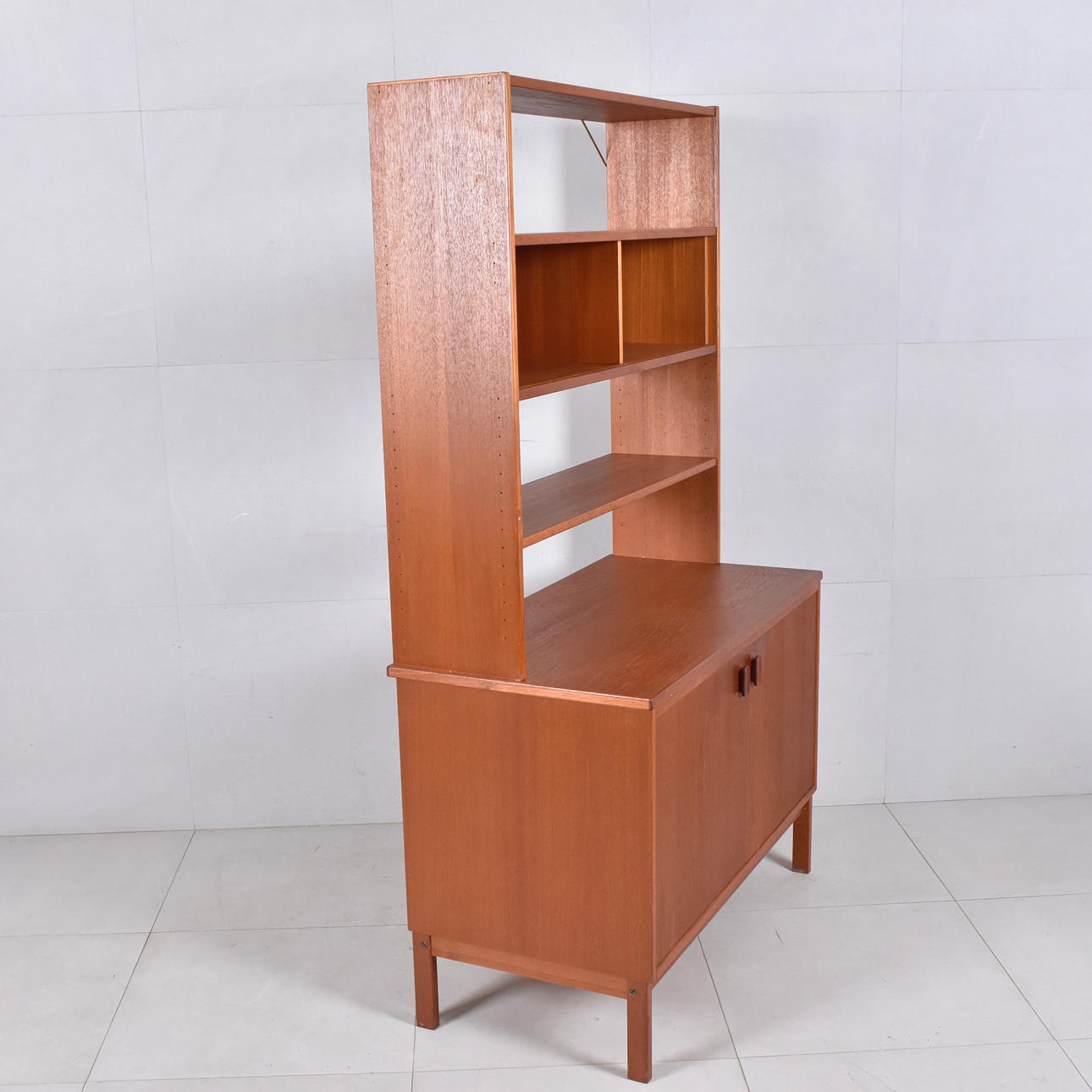 KIRJAHYLLY, tiikkiä, 1900-tal.