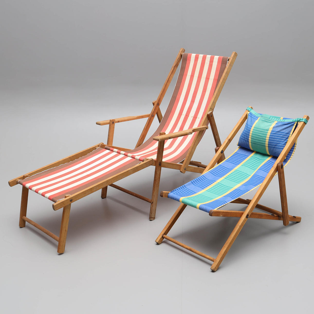 2 sun loungers, foldable.