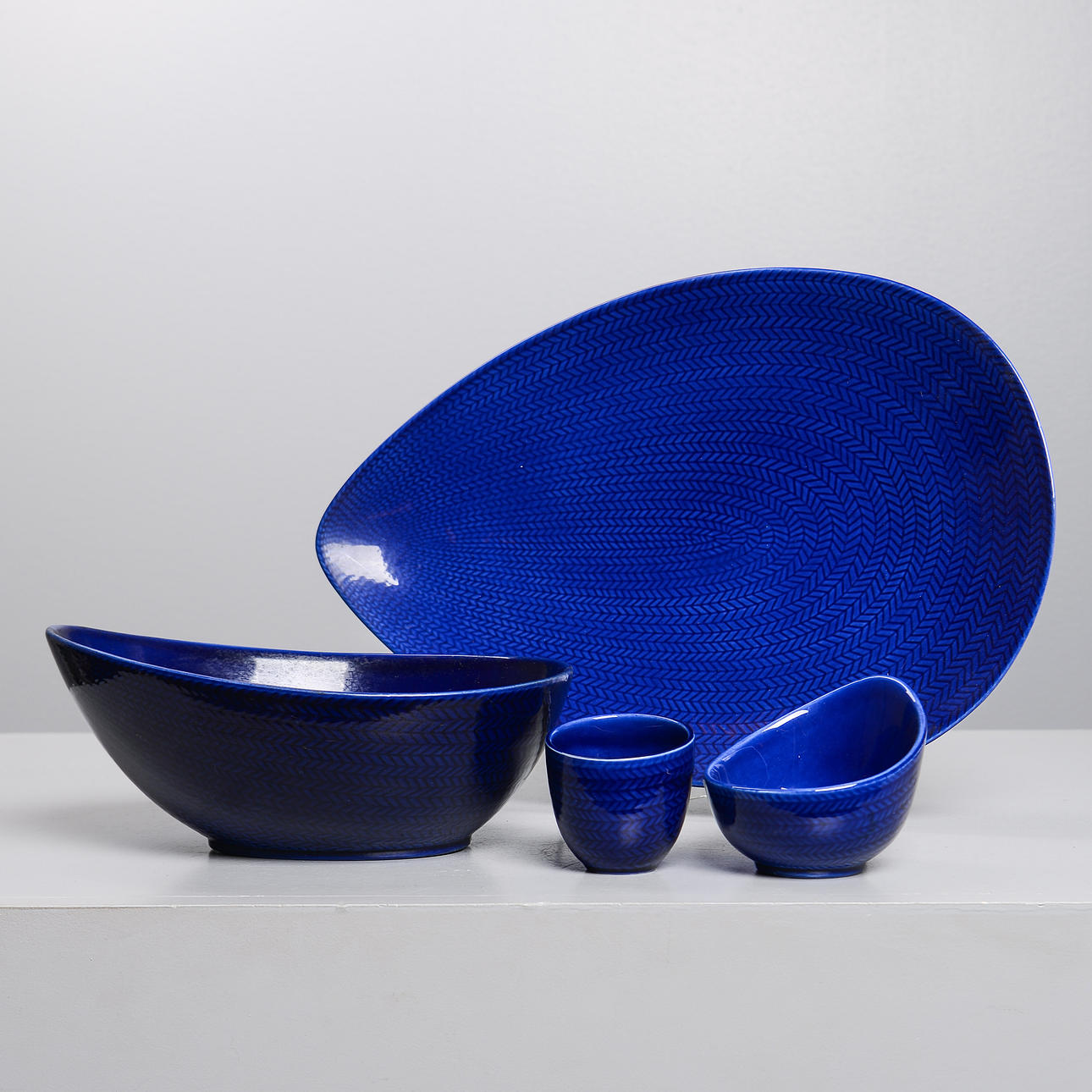HERTHA BENGTSON. “Blå Eld”, plates & serving bowls, 4 pcs, Rörstrand.