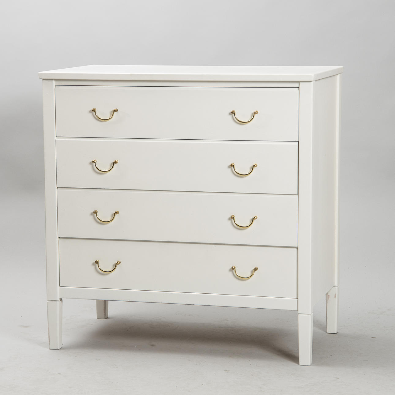 BYRÅ, 4-lådig, vitmålad, 1900-talets andra hälft.