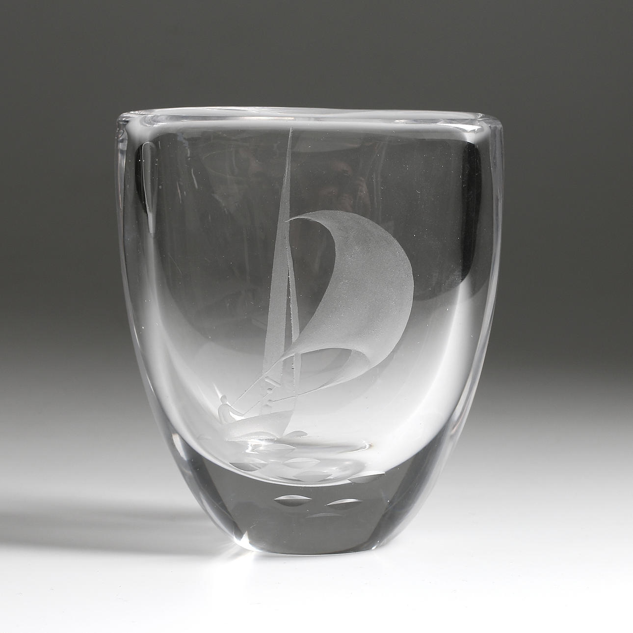 VAS, kristall, modell "321", Vicke Lindstrand, Kosta, signerad, 1900-tal.