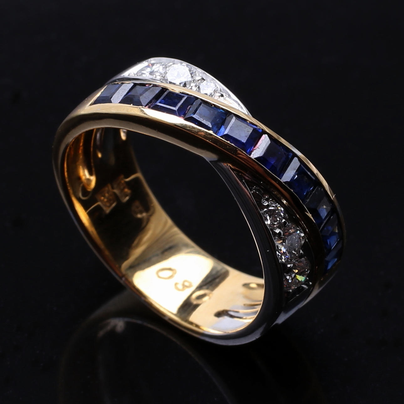 ALLIANSRING 18 K guld med diamanter 0,30 ct och safirer. Hans Strömdahl AB.