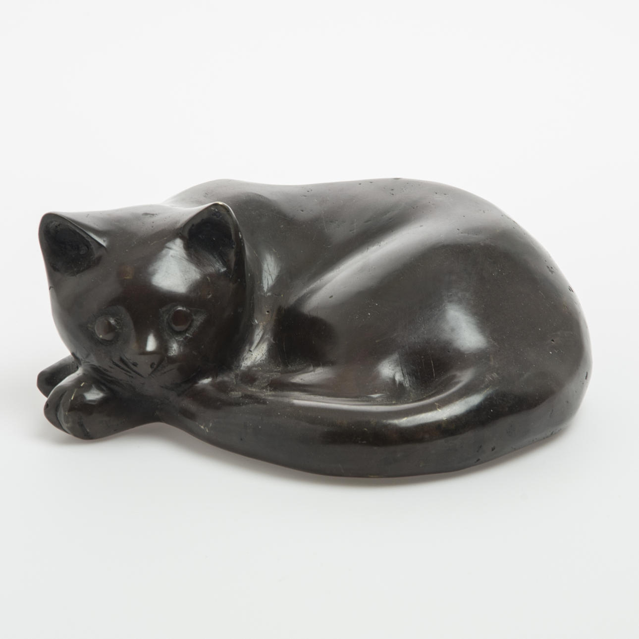 SKULPTUR, liggande katt, brons samtida.