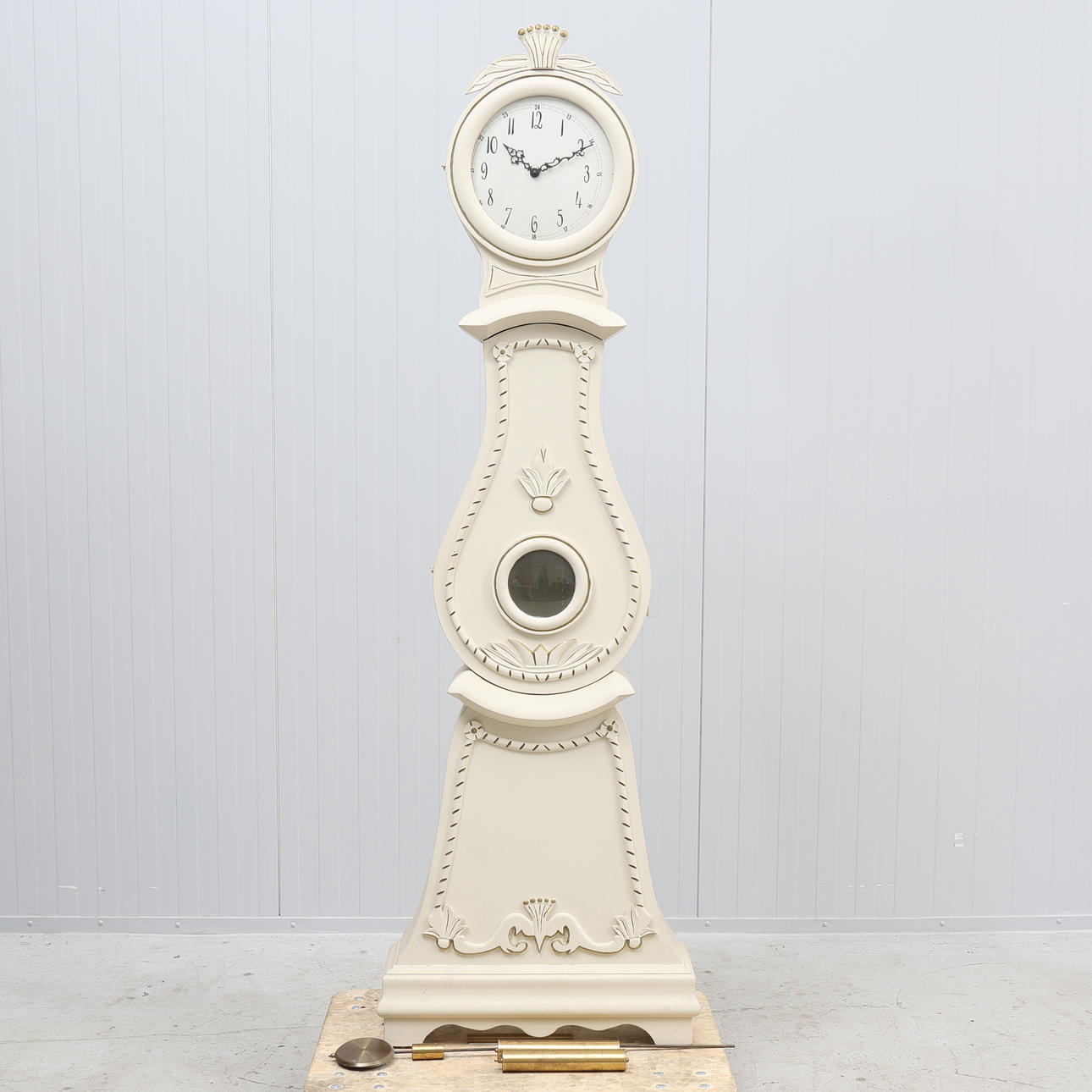 Standuhr, weiß lackiertes Holz, 20. Jahrhundert.