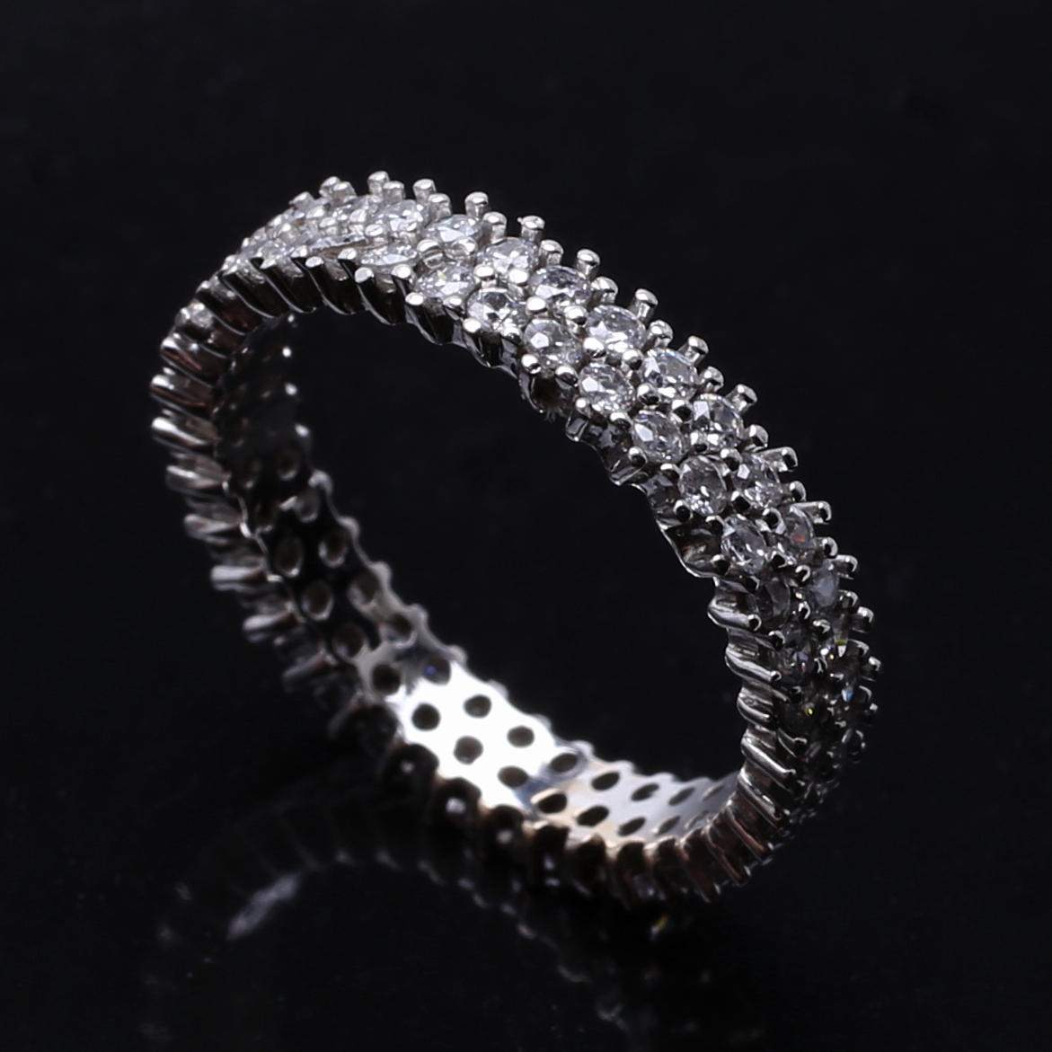 ALLIANSRING i 18 K vitguld med cubic zirkoner.