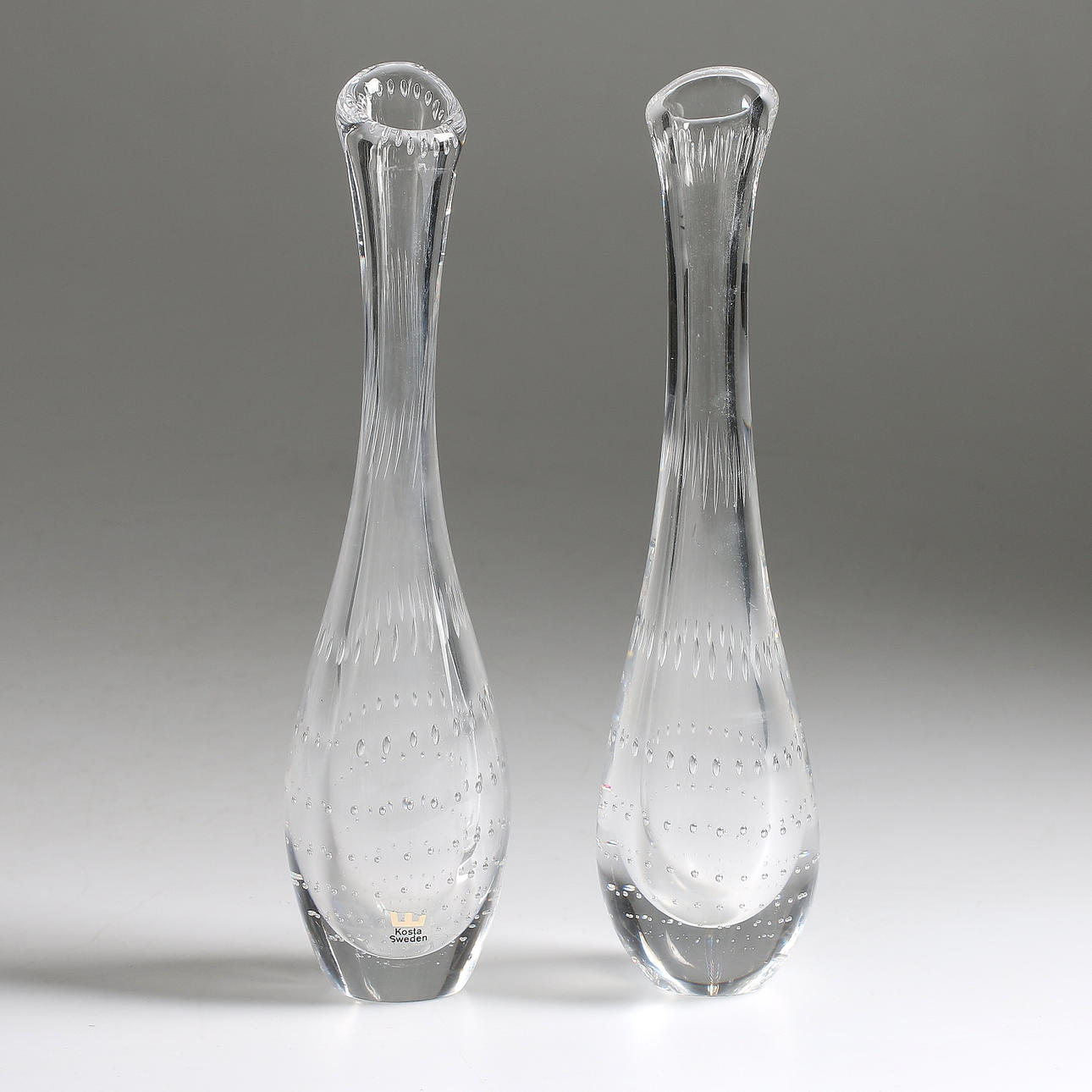 VASER, ett par, glas, modell "1331", Vicke Lindstrand, Kosta, signerade. 1900-talets mitt.