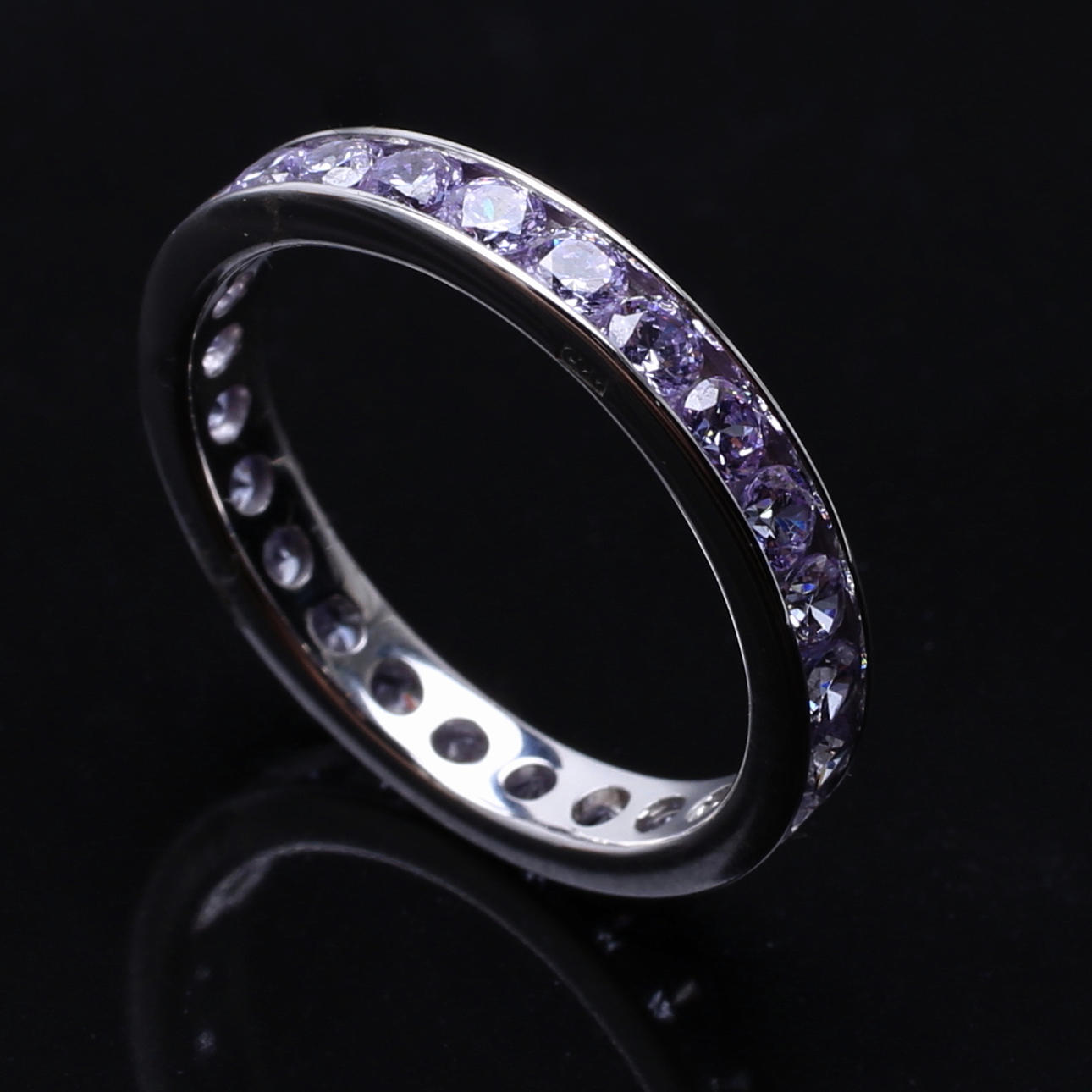 ALLIANSING i 18 K vitguld med cubic zirkoner.