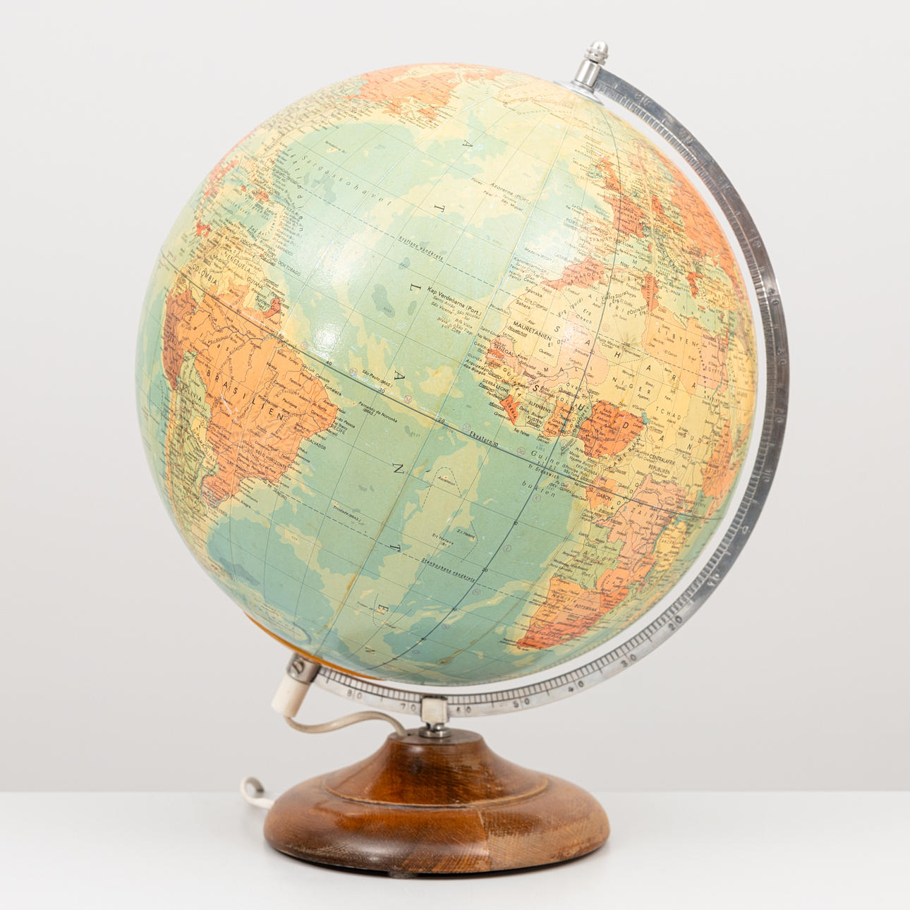 A globe with lighting, Räths Politisk Jordglob.