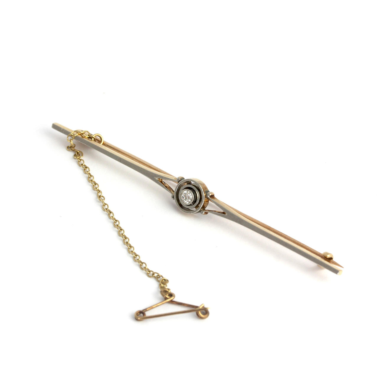 9CT GOLD TWO TONE BROOCH SET WITH DIAMOND.