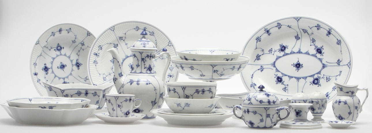 MAT- OCH KAFFESERVIS "MUSSELMALET", 76 delar, Royal Copenhagen.