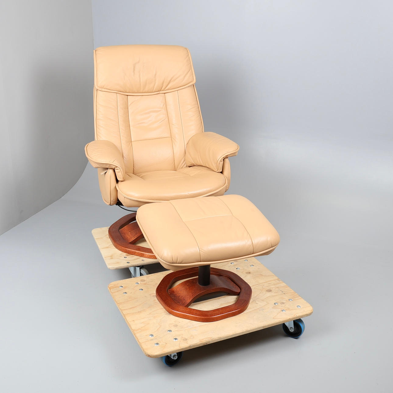 DANEWAY BEIGE NAHKAINEN LEPOTUOLI JA JAKKARA.