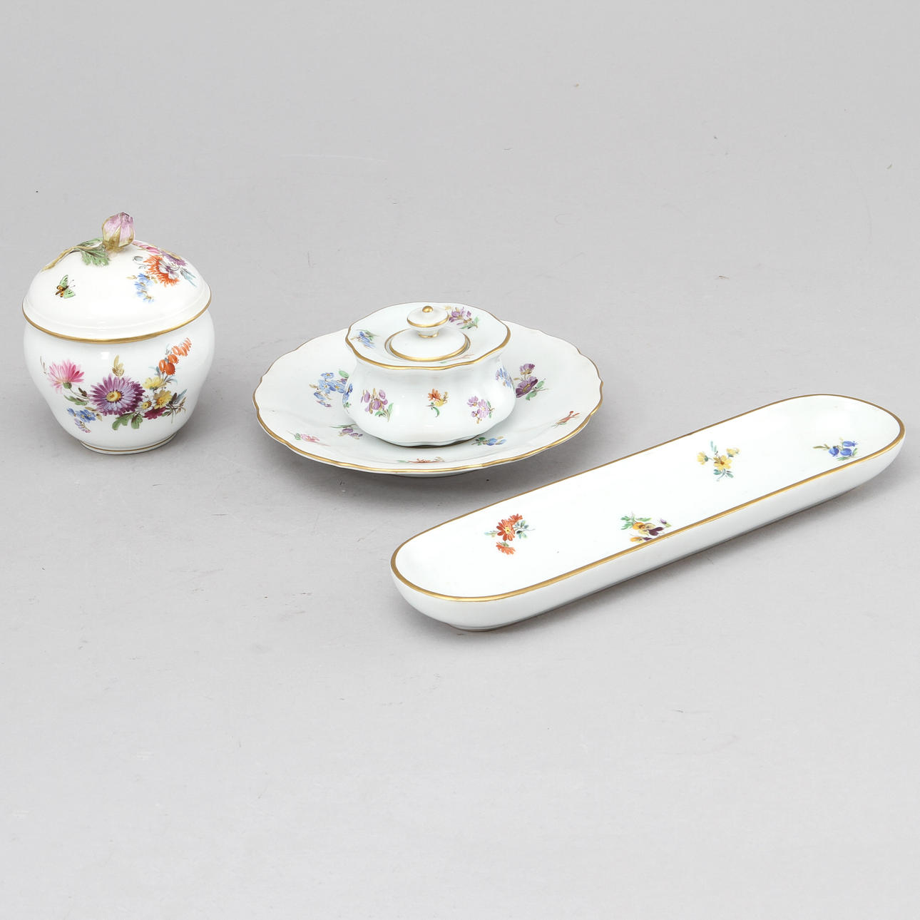 SKRIVBORDSUPPSATS, 3 delar, porslin, Meissen 1924-34.