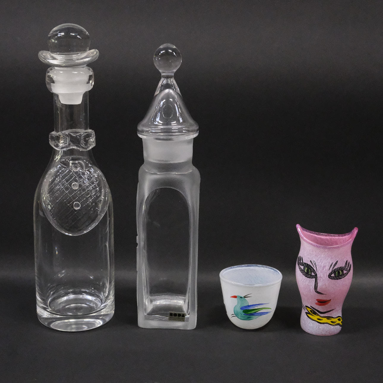 VIERTEILIGES KUNSTGLAS, EINSCHLIESSLICH DES WALLS.